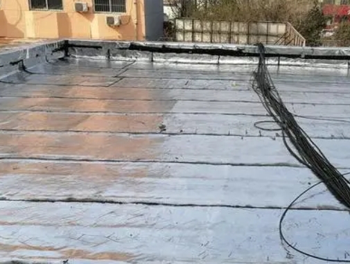 新罗卫生间漏水维修公司分享下新罗屋面楼顶防水刚性防水层施工要点。
